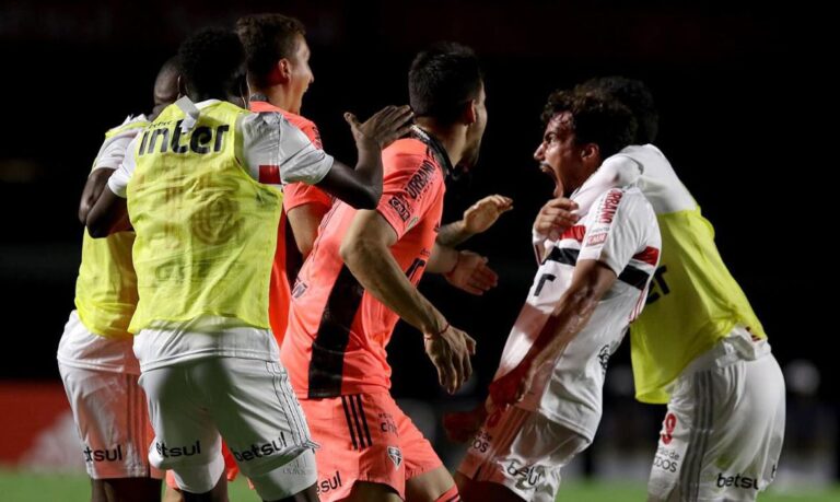 São Paulo bate o Atlético Mineiro e se isola na liderança
