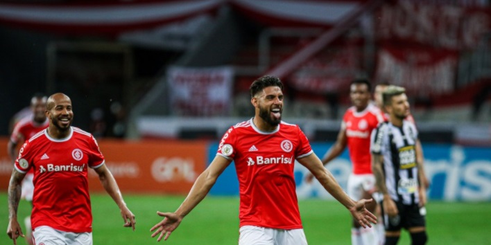 Internacional vence Botafogo com gol bizarro