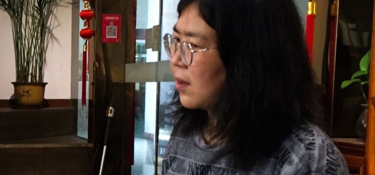 China condena jornalista a 4 anos de prisão por relatar vírus em Wuhan