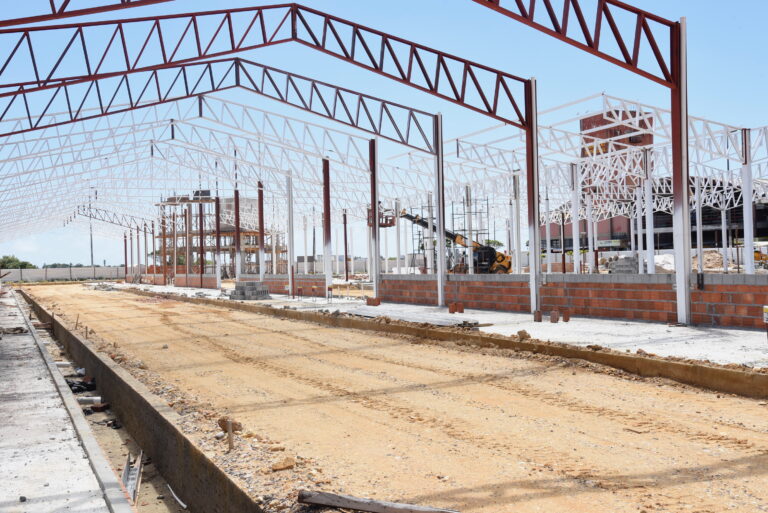 Edvaldo inspeciona obra do novo terminal do Mercado