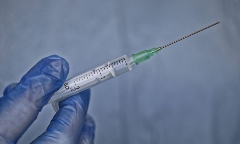 Países da Europa começam a aplicar vacina da Pfizer contra covid-19