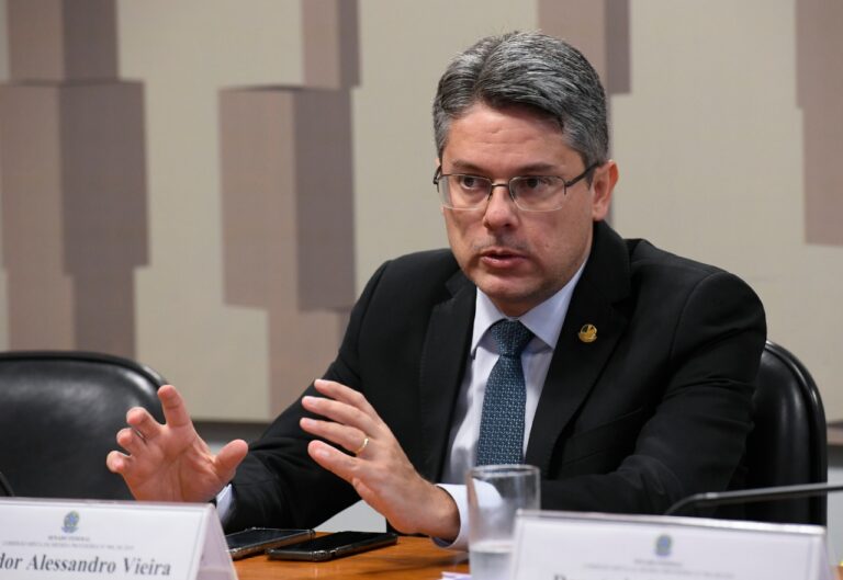 Senador Alessandro atua junto ao Ministério da Saúde para regularizar distribuição de medicamentos em Sergipe