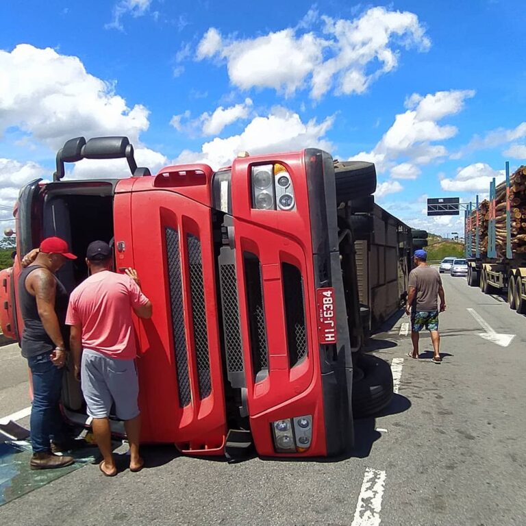 Caminhão-cegonha tomba na BR-101 no município de Estância
