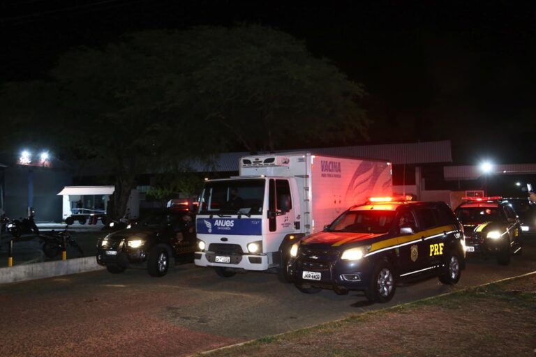 Vacinação contra a covid começa às 8h no Hospital João Alves Filho