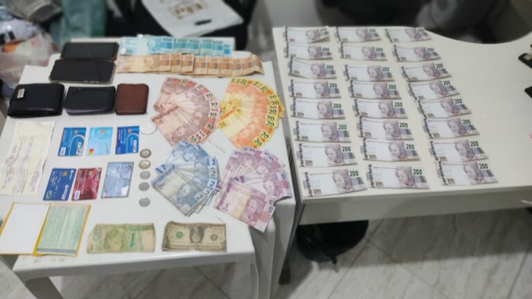 Trio é preso acusado de derrame de dinheiro falso em Dores