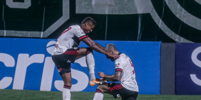 Flamengo vence fácil o Goiás, alivia pressão e entra no G4
