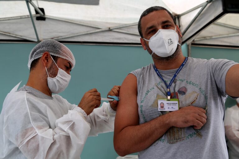 Profissionais de saúde começam a ser vacinados contra a covid-19 no HU