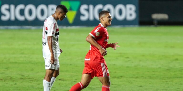 Internacional goleia o São Paulo e assume a liderança do Brasileirão