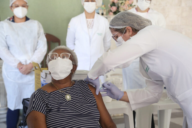 Brasil já aplicou mais de 3,36 milhões de doses da vacina contra Covid; 1.962 pessoas já receberam a 2ª dose