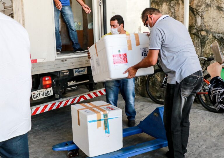 SES faz distribuição das vacinas contra a Covid-19 para os municípios