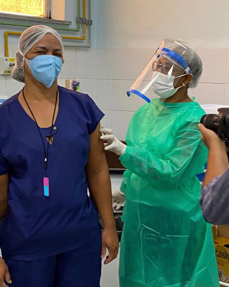 Hospitais Regionais iniciam vacinação dos profissionais da linha de frente