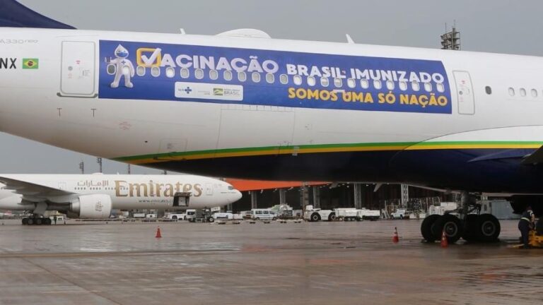 Sem vacinas da Índia, governo decide usar avião para entrega de oxigênio no AM