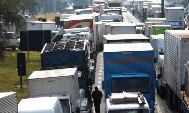 Justiça proíbe caminhoneiros grevistas de bloquear BR-101 no RJ