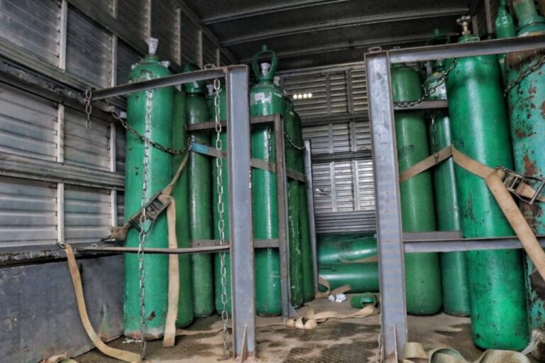 Polícia do Amazonas apreende caminhão com 33 cilindros de oxigênio