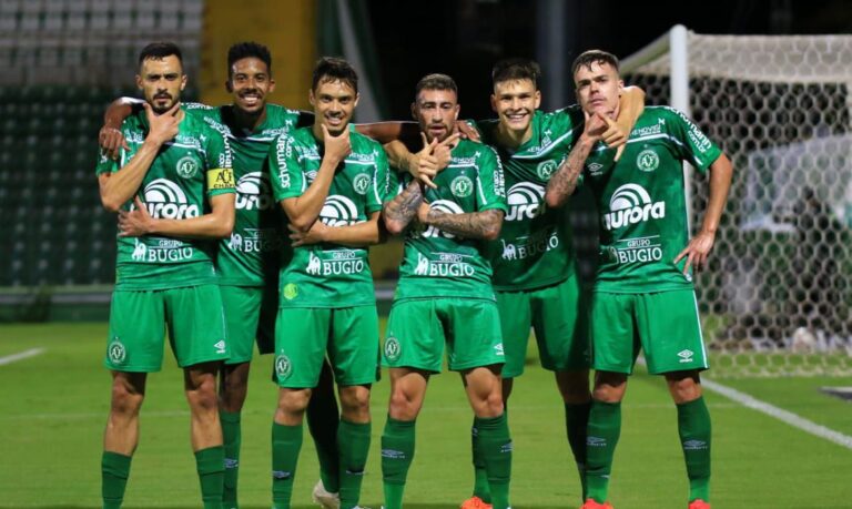 Chapecoense garante volta à elite do futebol brasileiro