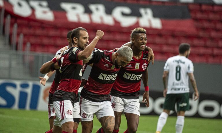 Na caça ao Inter, Flamengo defende série invicta em clássico com o Vasco