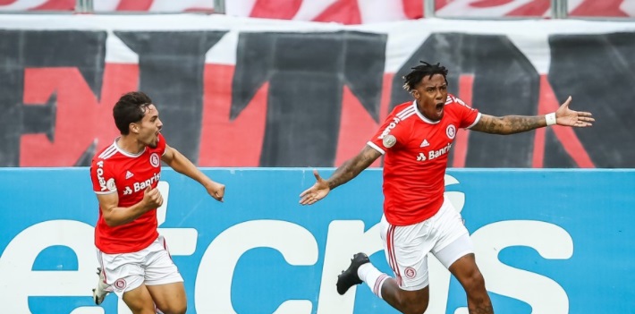 Inter vira sobre o Grêmio no final e aumenta vantagem na liderança do Brasileirão