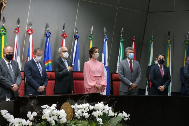 Prefeito, vice e vereadores iniciam mandatos com salários “congelados” até 2024
