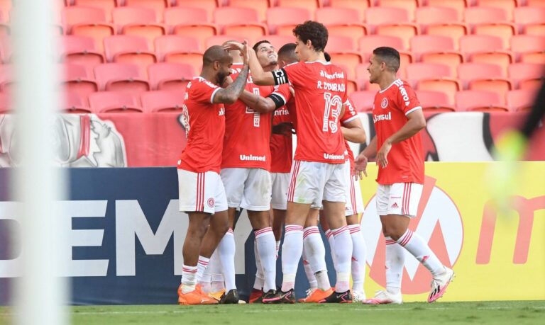 Internacional vence a quinta seguida e encosta no líder São Paulo