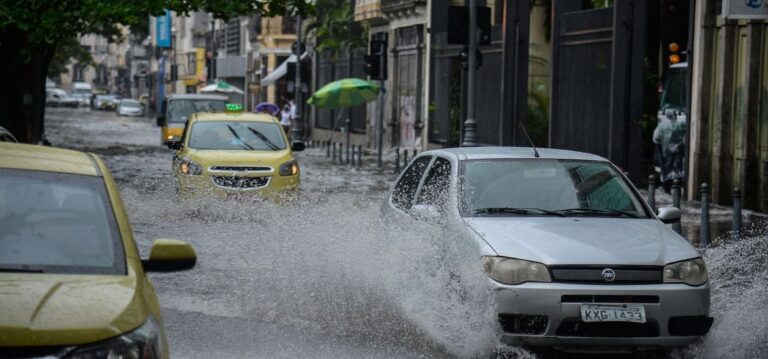 Chuva forte faz Rio de Janeiro entrar em estágio de atenção