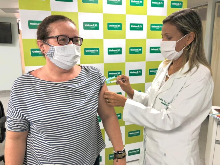 Médica, primeiro caso de transmissão comunitária do coronavírus em Sergipe, é imunizada no Hospital Unimed