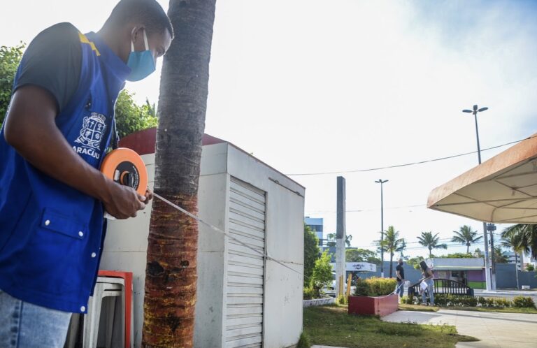 Emsurb realiza medição de bares e restaurantes da Orla da Atalaia