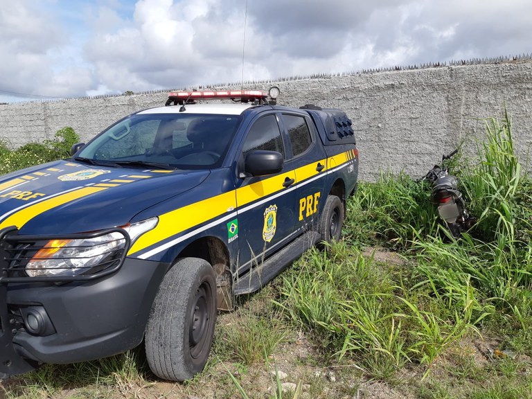 PRF recupera na BR-101 motocicleta roubada