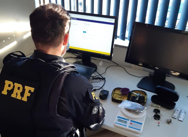 PRF apreende maconha e ecstasy na BR-101