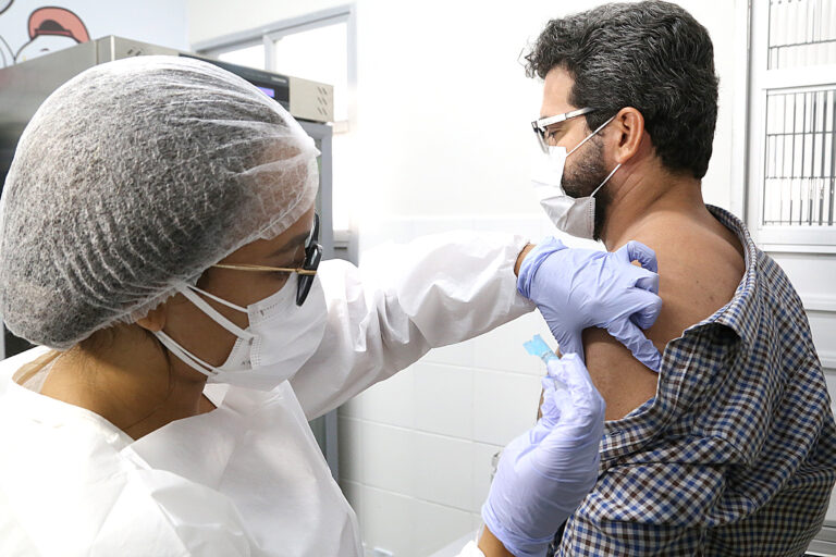 Mais de 350 profissionais de saúde e idosos já foram vacinados na capital