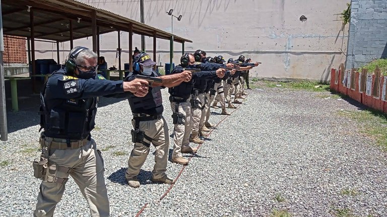 PRF/SE capacita turma na disciplina de Armamento, Munição e Tiro