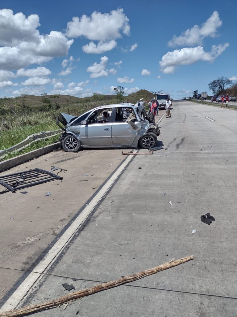 Colisão entre carro e carreta deixa três feridos na BR-101
