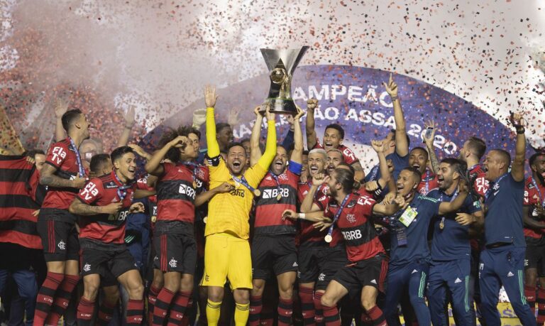 Flamengo é superado pelo São Paulo, mas garante título do Brasileirão