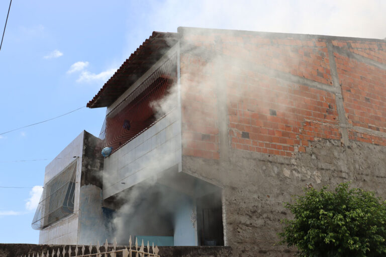 Bombeiros combatem incêndio em residência e resgatam idoso acamado