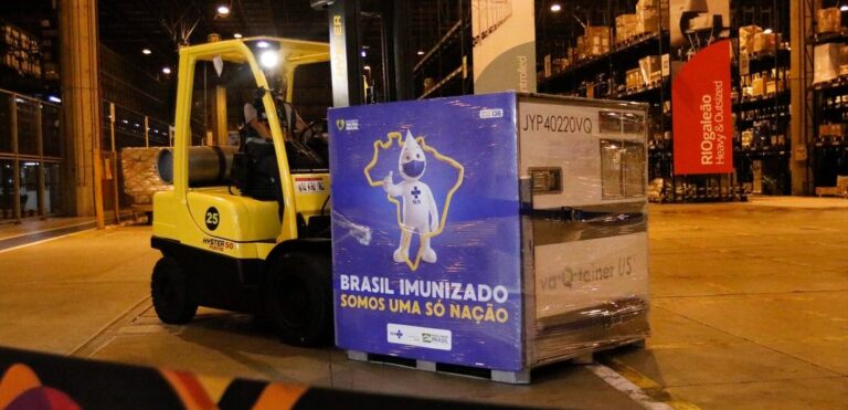 Chega ao Rio remessa do IFA para produção da vacina Oxford-AstraZeneca
