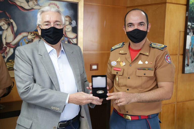 Presidente do TCE recebe medalha alusiva aos 100 anos do Corpo de Bombeiros de Sergipe