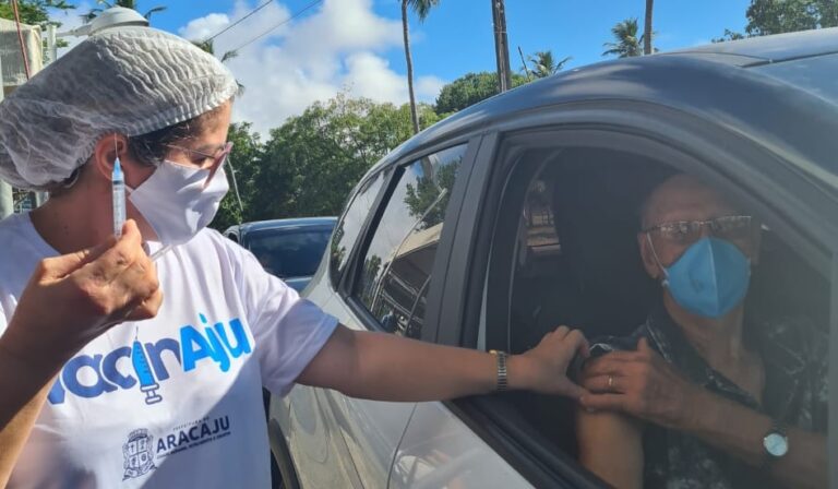 Aracaju inicia imunização de idosos com idade a partir dos 90 anos