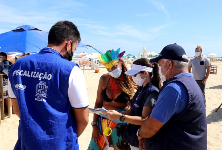 Prefeitura realiza fiscalização e impede eventos irregulares em três bares da Orla de Atalaia