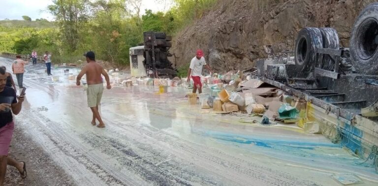 Caminhão carregado de tintas tomba entre Simão Dias e Pinhão