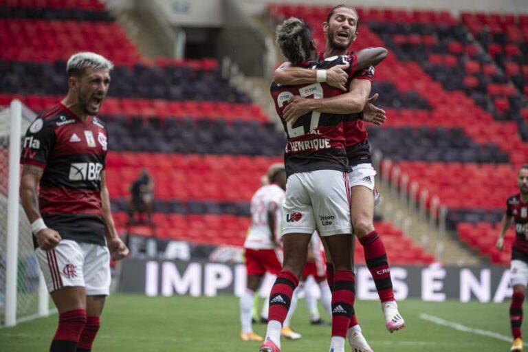 Flamengo vira sobre o Inter no Maracanã e assume a liderança do Brasileirão