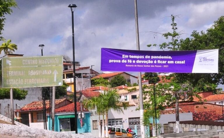 PM e Vigilância Sanitária montam barreiras para impedir aglomerações de romeiros