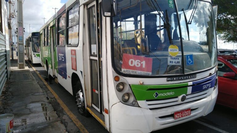 Manifestantes realizam bloqueios e impedem circulação do transporte público