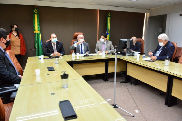 Deputados aprovam PL autorizando Estado a comprar vacinas contra covid-19