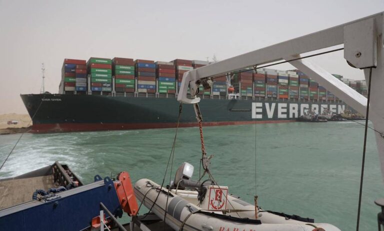 Canal de Suez: equipes de resgate conseguem desencalhar navio gigante