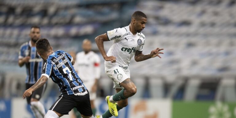 Palmeiras bate o Grêmio fora de casa e larga em vantagem na final