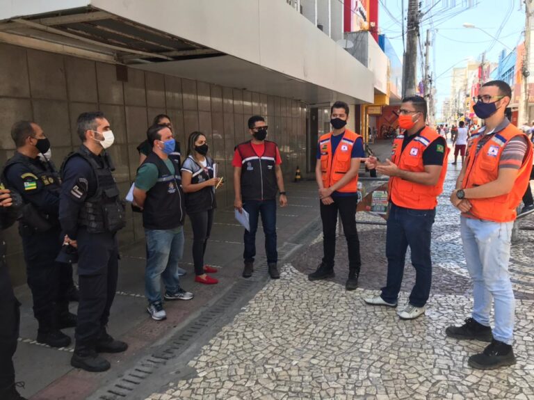 Prefeitura realiza fiscalização no centro comercial e flagra 9 estabelecimentos abertos