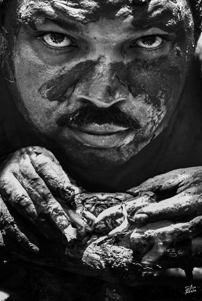 Silvio Rocha apresenta a exposição de fotografias “O homem e a lama”
