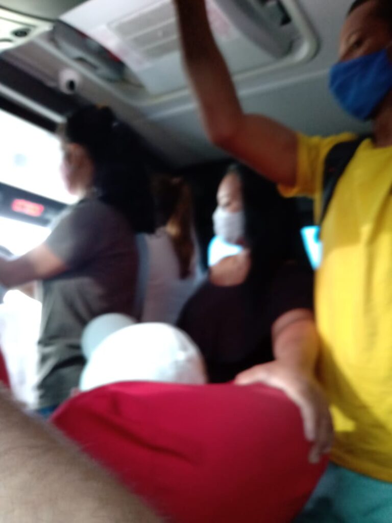 Motoristas do transporte público intermunicipal infringem protocolo sanitário ao permitir superlotação