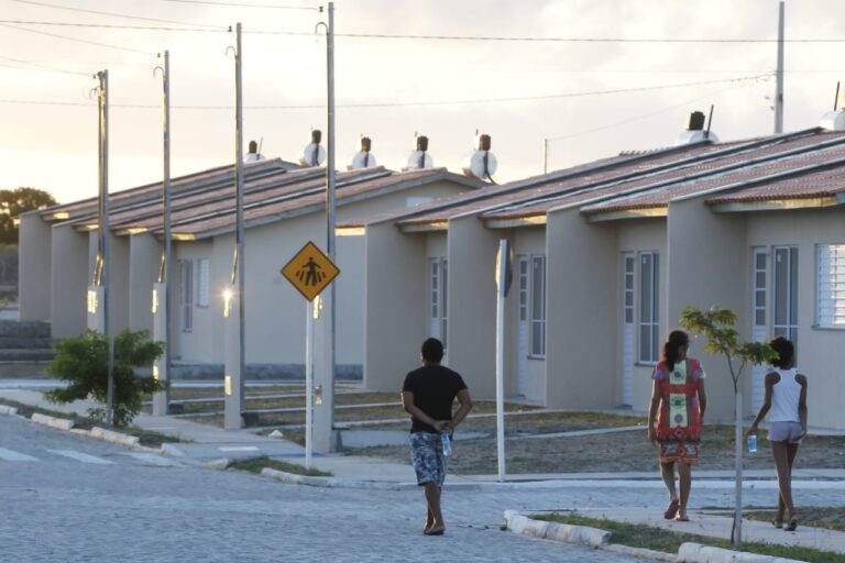Em Itabaiana, ministro Rogério Marinho entrega casas a 281 famílias de baixa renda