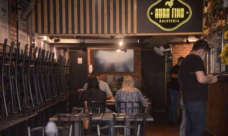 Bares e restaurantes podem funcionar apenas por delivery durante o toque de recolher