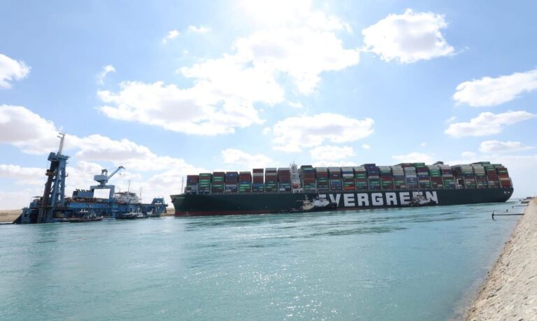 Porta-contêineres gigante continua encalhado no Canal de Suez